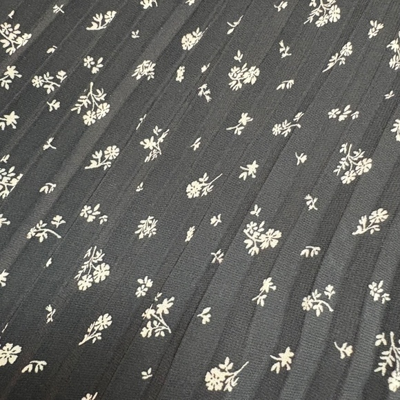 H&M Easy Care Poly Fully Lined & Pleated Throughout Maxi Dress Spaghetti Straps - Picture 9 of 10